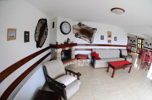a living room with a couch and a fireplace at Pensiunea Recanto in Fundata