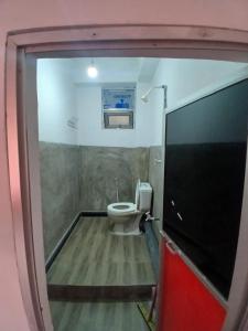 a small bathroom with a toilet in a room at AMM Rooms in Nikawatawana