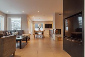 a living room with a couch and a table at Intersporthytta Sogndal in Sogndal