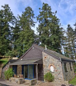 a small stone cottage with a roof at Cottage Les Séquoias de l'Oust Clim mobile in Malestroit