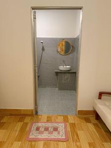 a bathroom with a sink and a mirror at Phòng Mơ - Nhà Mơ Homestay Bến Tre in Ben Tre