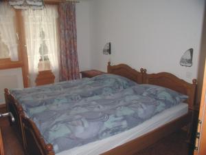ザース・グルントにあるApartments Sarazenaのベッドルーム1室(青い毛布付きのベッド1台付)