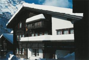 ザース・グルントにあるApartments Sarazenaの雪の建物