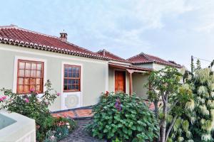 a white house with a red roof at Casa Rural Hermana "by henrypole home" in Breña