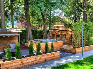 Κήπος έξω από το Alpenrose Hotel and Gardens