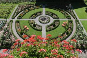 Κήπος έξω από το Alpenrose Hotel and Gardens