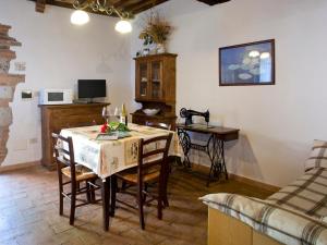 a living room with a table and chairs and a couch at Novelleto in Monteriggioni
