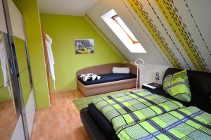 A bed or beds in a room at Ferienwohnung Rennsteigblick