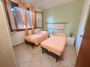 ein Krankenzimmer mit zwei Betten und einem Fenster in der Unterkunft Domu Nova in Pula