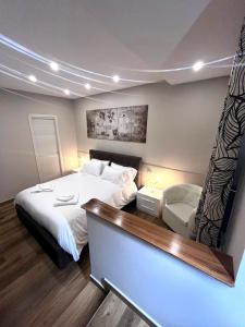 a hotel room with a bed and a desk at Rifugio AL in Randazzo