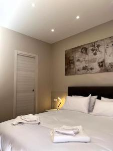 a bedroom with a bed with two towels on it at Rifugio AL in Randazzo