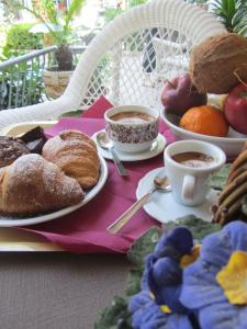 Options de petit-déjeuner proposées aux clients de l'établissement Hotel Corallo Garnì