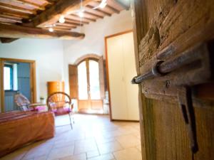 a wooden door in a room with a bedroom at Novelleto in Monteriggioni