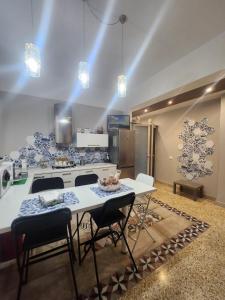 a kitchen with a table and chairs in a kitchen at 5 cupole in Palermo