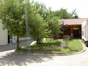 Aed väljaspool majutusasutust Hotel Klor