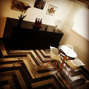 a room with a table and two chairs and a desk at Residenza RoMa in Tropea