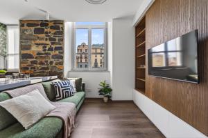 a living room with a couch and a flat screen tv at Appartamento Porta Torre - Porta Torre-Centro in Como