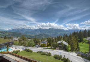 a view of a road with mountains in the background at Antares 403 au centre a Anzere in Anzère