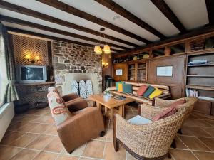 a living room with a table and chairs and a tv at Oceano verde in Cervera de Pisuerga