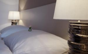 Postel nebo postele na pokoji v ubytování Hotel Cvilín