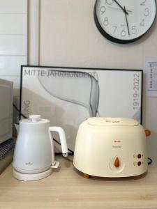a toaster sitting on a desk next to a toaster at Hill-house in Samgong