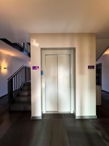 a hallway with a door and stairs in a building at Victoria Living in Jockgrim