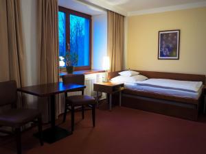 Postel nebo postele na pokoji v ubytování Hotel Cvilín
