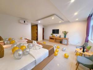a bedroom with two beds with balloons on the floor at khách sạn Aloha in Hanoi