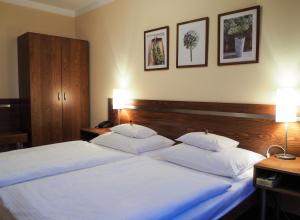 Postel nebo postele na pokoji v ubytování Hotel Cvilín