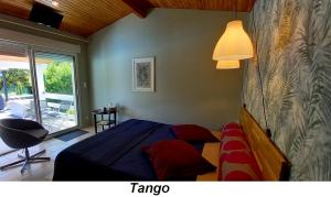 ein Schlafzimmer mit einem Bett, einer Lampe und einem Fenster in der Unterkunft LesFrugères in Boutiers-Saint-Trojan