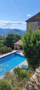 a swimming pool in front of a house at MAS Estrela Chambre Lo Roc in Bessèges