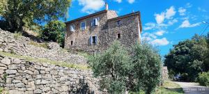 a stone building on top of a stone wall at MAS Estrela Chambre Lo Roc in Bessèges