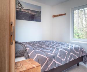 una camera da letto con un letto e una finestra di De Spetser a Merksplas