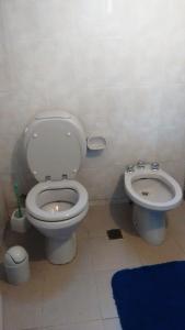 y baño con aseo y bidet. en Apartamento El Colón en Buenos Aires