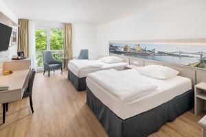 ein Hotelzimmer mit zwei Betten und Aussicht in der Unterkunft Hotel Heidehof garni in Büdelsdorf + 63 Fotos