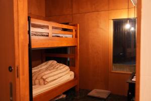 a bunk bed room with two bunk beds and a window at 灯GuestHouse in Aizuwakamatsu
