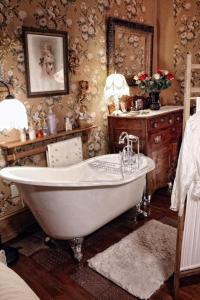 Kamar mandi di The Queen, A Victorian Bed & Breakfast