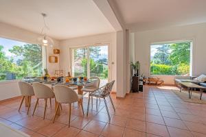 a kitchen and dining room with a table and chairs at Villa Galante in Meylan