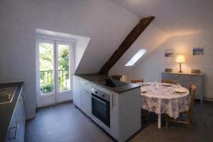 a kitchen with a dining table with a tableablish at Gîte Le Haut-Perché, 4 personnes in Saint-Gervais-la-Forêt