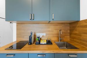 a kitchen with a counter with a sink and a sink at SKYRISE Apartments mit Küche, WLAN & Parkplatz - ruhige Lage in Bad Wörishofen
