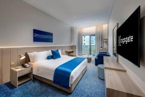 ein Hotelzimmer mit Bett und Fernseher in der Unterkunft Kingsgate Hotel Clock Tower in Dubai + 20 Fotos