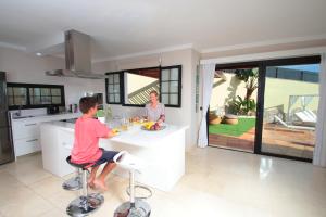 A kitchen or kitchenette at Villa Amadores n2