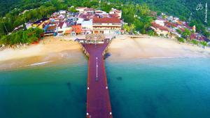 阿布拉奥Ilha Grande Mar的海滩上码头的空中景观