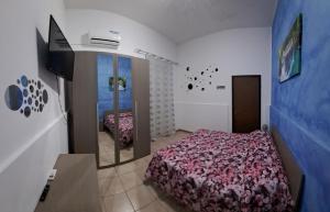 a bedroom with a bed and a mirror at Casa al Duomo in Augusta