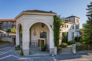an archway in front of a building at Alter Hotel in Barge
