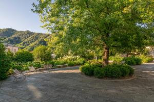 a park with benches and a tree and a tree at Alter Hotel in Barge
