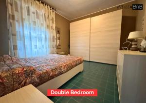 a bedroom with a bed with a dresser and a cabinet at Bergeggi - Appartamento Fronte Mare in Bergeggi