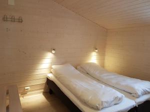 سرير أو أسرّة في غرفة في مايندريسوندا كامبينغ