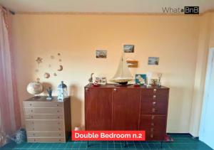 a bedroom with a dresser and a lamp on a dresser at Bergeggi - Appartamento Fronte Mare in Bergeggi +8 photos