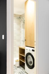 a laundry room with a washing machine in a bathroom at Logements quartier historique de Tours in Tours +24 photos